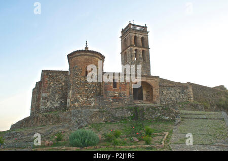 Fort und Kirche in einer ehemaligen Moschee auf einem Hügel oberhalb von Almonaster La Real, Sierra de Aracena, Huelva, Andalusien, Spanien Stockfoto