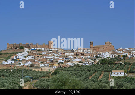 Banos de la Encina, die Stadt und die maurische Festung auf einem Hügel, Andalusien, Spanien Stockfoto