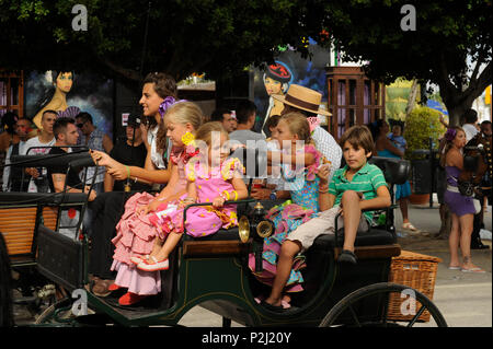 Familie mit Kindern tragen Flamenco Kleider an der Freia de Malaga, Malaga, Andalusien, Spanien Stockfoto