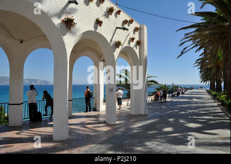 Blick auf das Meer vom Balcon de Europa in Nerja, Provinz Malaga, Andalusien, Spanien Stockfoto