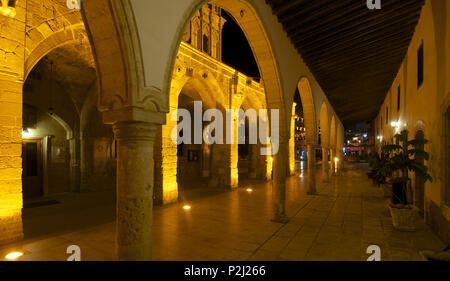 Kreuzgang von St. Lazarus Kirche nach Sonnenuntergang in Larnaca, Larnaca, Zypern Stockfoto