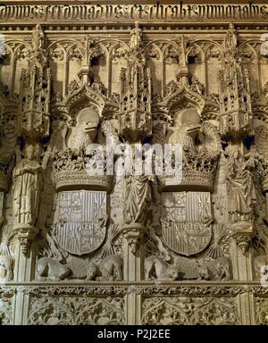 SANTA ELENA ENTRE LOS ESCUDOS DE LOS REYES CATOLICOS - SIGLO XV-ESTILO REYES CATOLICOS. Autor: Juan Guas (C. 1430-1496). Lage: IGLESIA DE SAN JUAN DE LOS REYES, Toledo, Spanien. Stockfoto