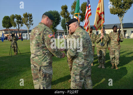 Oberst Steve Marken, U.S. Army Garrison Italien Commander, erhält die noncommissioned officer Schwert von ausgehende Befehl Sgt. Maj Daniel B. Dennison während der Änderung der Verantwortung Zeremonie an Caserma Ederle, Vicenza, Italien, Sept. 28, 2016. Die Weitergabe des Schwertes Transfers formal die Autorität und die Verantwortung der US-Armee Garnison Italien von Command Sgt. Maj Daniel B. Dennison zu Command Sgt. Maj. Mason L. Bryant. (U.S. Armee Foto von visuellen Informationen Spezialist Davide Dalla Massara/freigegeben) Stockfoto