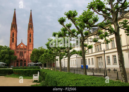 Luisenplatz mit St. Bonifatius Kirche und Wohngebäude in Wiesbaden, Hessen, Deutschland. Wiesbaden ist einer der ältesten Kurorte in Euro Stockfoto