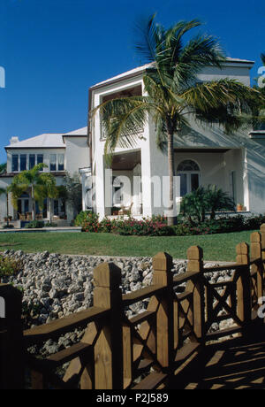 Holz- Fechten umliegenden Garten vor der moderne Villa in Florida Stockfoto