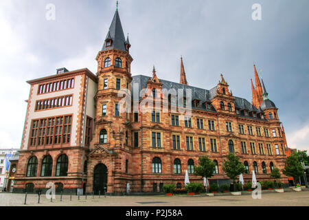 Neues Rathaus in Wiesbaden, Hessen, Deutschland. Wiesbaden ist einer der ältesten Kurorte in Europa Stockfoto