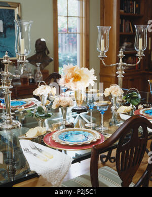 In der Nähe von Silber und Glas Kandelaber auf Glas Tisch für das Mittagessen im Speisesaal setzen Stockfoto