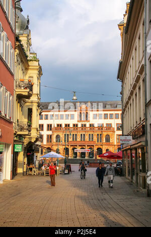 Fußgängerzone Marktstraße in der Altstadt von Wiesbaden, Hessen, Deutschland. Wiesbaden ist einer der ältesten Kurorte in Europa Stockfoto