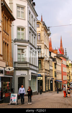 Fußgängerzone Marktstraße in der Altstadt von Wiesbaden, Hessen, Deutschland. Wiesbaden ist einer der ältesten Kurorte in Europa Stockfoto