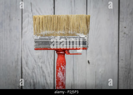 Eine große breite Bürste auf einem schönen hölzernen Hintergrund zu malen Stockfoto