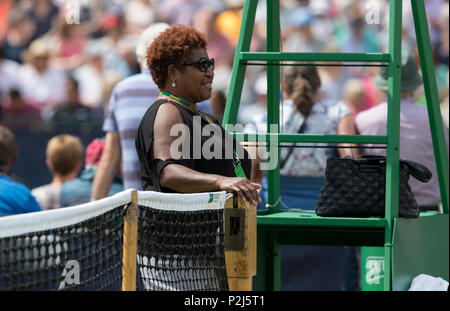 Michelle Watson Uhren ihre Tochter Zug (Heather Watson von Großbritannien), die während einer Übung in Nottingham Tennis Centre, Nottingham. Bild Stockfoto