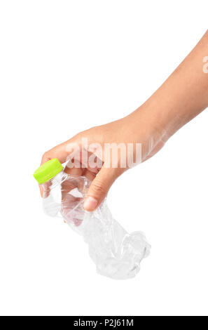 Nahaufnahme der Hand werfen leere Flasche in den Papierkorb auf weißem Hintergrund, Speichern Freistellungspfaden. Recycling Konzept Stockfoto