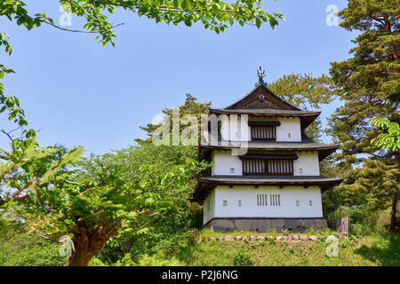 Hirosaki Schloss Wachtturm von grünen Blättern im Park mit demselben Namen umgeben. In Hirosaki, Präfektur Aomori, Japan. Stockfoto