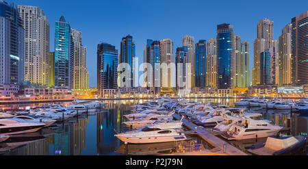 Yachten im Hafen an der Dubai Marina und Wolkenkratzer, Dubai, Vereinigten Arabischen Emirate, VAE Stockfoto