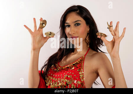 Scheherezade. Türkischen Tänzer mit Zil Zills, türkische Finger Cymbals Stockfoto