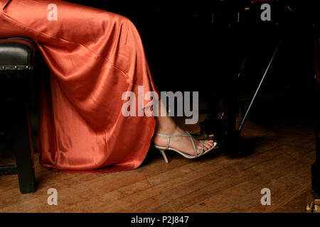 Womans Fuß auf ein Concert Grand Piano Pedal. Bestätigung Pedal. Stockfoto