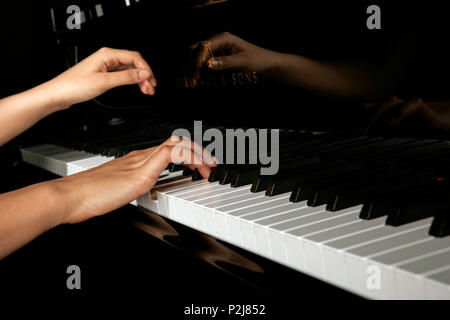 Generic-weibliche Hände am Klavier Tasten Stockfoto