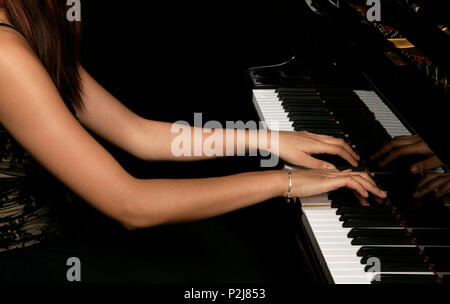 Generic-weiblichen Pianisten Hände auf die Tasten Stockfoto