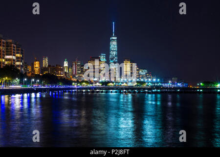 Skyline von Downtown Manhattan bei Nacht, Manhattan, New York, USA Stockfoto
