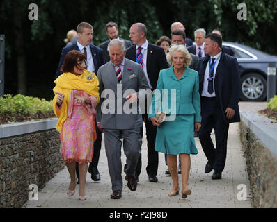 Der Prinz von Wales und die Herzogin von Cornwall mit dem Minister für Kultur, des Erbes und der Gaeltacht, Josefa Madigan (links), wie Sie ankommen für einen Garten Party in Killarney House als Teil ihrer Tour der Republik Irland. Stockfoto