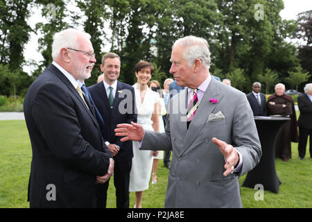 Der Prinz von Wales treffen Sinn Feins Martin Ferris auf einer Gartenparty bei Killarney House als Teil ihrer Tour der Republik Irland. Stockfoto