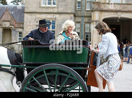 Die Herzogin von Cornwall Fahrten in einem jaunting Auto bei einem Besuch in Muckross House in Co Kerry, als Teil ihrer Tour der Republik Irland. Stockfoto