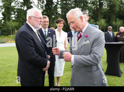 Der Prinz von Wales treffen Sinn Feins Martin Ferris auf einer Gartenparty bei Killarney House als Teil ihrer Tour der Republik Irland. Stockfoto