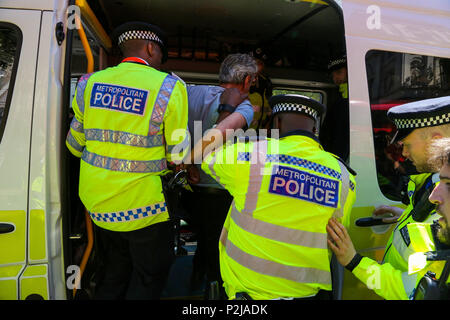 Kurdische und tuerkische Demonstranten Zusammenstößen mit der Polizei außerhalb der Downing Street wie der türkische Präsident ist aufgrund der britische Premierminister Theresa kann später am Dienstag, den 15. Mai 2018 erfüllen. Mit: Atmosphäre, Wo: London, Großbritannien Wann: 15. Mai 2018 Credit: Dinendra Haria/WANN Stockfoto