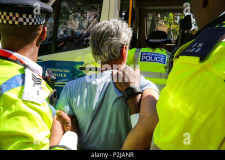 Kurdische und tuerkische Demonstranten Zusammenstößen mit der Polizei außerhalb der Downing Street wie der türkische Präsident ist aufgrund der britische Premierminister Theresa kann später am Dienstag, den 15. Mai 2018 erfüllen. Mit: Atmosphäre, Wo: London, Großbritannien Wann: 15. Mai 2018 Credit: Dinendra Haria/WANN Stockfoto