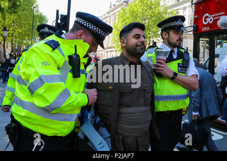 Kurdische und tuerkische Demonstranten Zusammenstößen mit der Polizei außerhalb der Downing Street wie der türkische Präsident ist aufgrund der britische Premierminister Theresa kann später am Dienstag, den 15. Mai 2018 erfüllen. Mit: Atmosphäre, Wo: London, Großbritannien Wann: 15. Mai 2018 Credit: Dinendra Haria/WANN Stockfoto