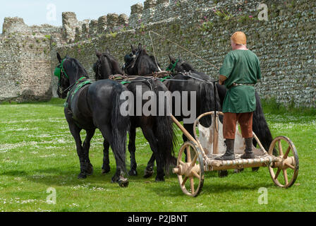 Römisch-antiken Britischen - 4 schwarze Pferd Kampf wagen Demonstration. Lebendige Geschichte Gruppe an Portchester Castle, Hampshire, Großbritannien Stockfoto