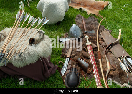 Auswahl der Römischen, Viking, Sächsische antike Waffen auf dem Display. Lebendige Geschichte Gruppe an Portchester Castle, Hampshire, Großbritannien Stockfoto