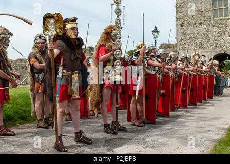 Römer in Großbritannien! Re-enactment Soldaten an Portchester Castle, Hampshire, Großbritannien Stockfoto