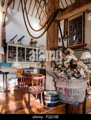 Schiff Seile mit Brennholz in Korb in Sussex Scheune anmelden Stockfoto