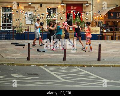 Boxercise Klasse im Green Park railway station, Badewanne, Somerset, England Stockfoto