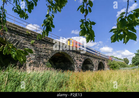 Viadukt über dem Sankey Kanal mit dem Zug überfahren. Sankey Tal lineare Park. Stockfoto