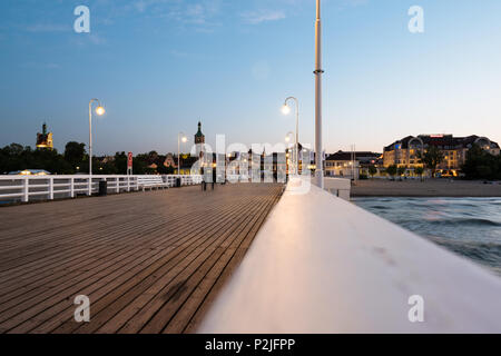 Sopot, Polen - 13. Mai 2018: Menschen zu Fuß an der hölzernen Pier in Sopot, Polen Stockfoto