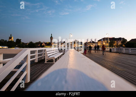 Sopot, Polen - 13. Mai 2018: Menschen zu Fuß an der hölzernen Pier in Sopot, Polen Stockfoto