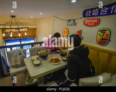 Harbin, China - Feb 22, 2018. Menschen essen in einem Restaurant in Harbin, China. Harbin ist die größte Stadt in der nordöstlichen Region von China. Stockfoto