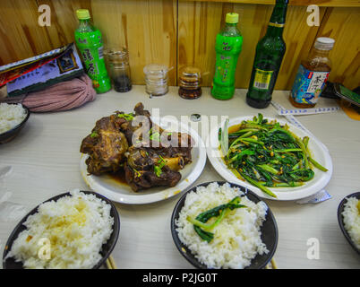 Harbin, China - Feb 22, 2018. Warmes Mittagessen in einem lokalen Restaurant in Harbin, China. Harbin ist die größte Stadt in der nordöstlichen Region von China. Stockfoto