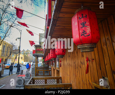 Harbin, China - Feb 22, 2018. Rote Laternen an der Straße beim Neujahrsfest in Harbin, China. Harbin ist die größte Stadt in der nordöstlichen Region von Kinn Stockfoto