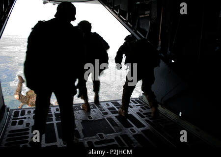 Mitglieder von Operational Detachment Alpha (ODA) 1324 und der philippinischen Armee Licht Reaktion Regiment (LRR) execute high-Altitude, geringe Öffnung (HALO) zum lastenabwurf von einem MC-130H Combat Talon II während Teak Kolben 2016. Obwohl die HALO airdrop nicht offizieller Teil der Übung war, die Anwesenheit eines MC-130 H auf den Philippinen erlaubt für eine einzigartige Ausbildung Engagement mit Joint und Combined Partner. (U.S. Air Force Foto vom Kapitän Jessica Tait) Stockfoto