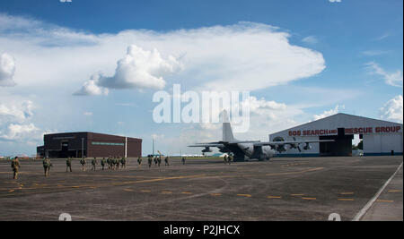 Mitglieder von Operational Detachment Alpha (ODA) 1324 und der philippinischen Armee Licht Reaktion Regiment (LRR) zu Fuß zum MC-130H Combat Talon II für hoch, niedrig - öffnung (HALO) zum lastenabwurf von an der Clark Air Base, Sept. 24. ODA 1324 verbrachte sechs Monate mit dem koordinieren die Joint United States Military Advisory Group (JUSMAG), FIRMA PACOM Augmentation Team, Special Operations Command Pacific (SOCPAC), und die AFP-Hauptquartier an einer gemeinsamen, kombinierten HALO airdrop. (U.S. Air Force Foto vom Kapitän Jessica Tait) Stockfoto