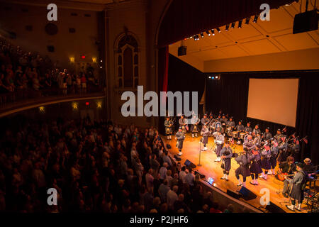 Mitglieder der Bergen County Polizei Rohre und Trommeln in der 15. jährlichen New York Police Department (NYPD) Emerald Gesellschaft Rohre und Trommeln Memorial Concert, New York City, NEW YORK, Sept. 10, 2016. Einmal im Jahr, lokalen, nationalen und internationalen Polizei, Rettungsdienste, Feuerwehr und Militär bands Host eine Parade und die Zeremonie an der NYPD Memorial. Die Zeremonie serviert Ihnen zu ehren, und die Opfer der lokalen und nationalen Beamten, die ihre Leben während der Angriffe auf Sept. 11, 2001 verloren erinnern, und diejenigen, die Hilfe bei der Wiederherstellung im gerenderten vereinen. (U.S. Marine Corp Stockfoto