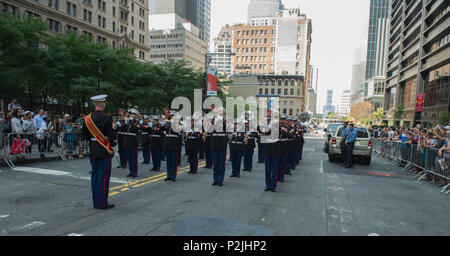 Us-Marines US Marine Corps Band, Quantico, Virginia zugeordnet, führen Sie in der 15. jährlichen New York Police Department (NYPD) Emerald Gesellschaft Rohre und Trommeln Memorial Parade und Zeremonie, New York City, NEW YORK, Sept. 9, 2016. Einmal im Jahr, lokalen, nationalen und internationalen Polizei, Rettungsdienste, Feuerwehr und Militär bands Host eine Parade und die Zeremonie an der NYPD Memorial. Die Zeremonie serviert Ihnen zu ehren, und die Opfer der lokalen und nationalen Beamten, die ihre Leben während der Angriffe auf Sept. 11, 2001 verloren erinnern und zu vereinigen, diejenigen, die Hilfe während der Reco gerendert Stockfoto