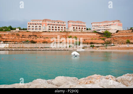 PORT ADRIANO mallorca, mallorca, Spanien - November 15, 2011: Wohngebäude auf rotem Sedimentgestein in der Marina am 15. November 2011 in Port Adriano, Stockfoto