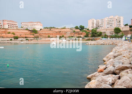 PORT ADRIANO mallorca, mallorca, Spanien - November 15, 2011: Wohngebäude auf rotem Sedimentgestein in der Marina am 15. November 2011 in Port Adriano, Stockfoto