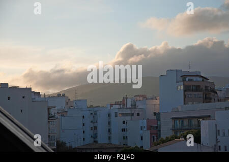 PALMA DE MALLORCA, SPANIEN - 15. NOVEMBER 2011: Dachterrasse mit Blick auf die Berge in Santa Catalina am 15. November 2011 in Palma de Mallorca, Spanien Stockfoto