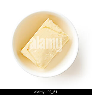 Butter in Ton Schüssel auf weißem Hintergrund, Ansicht von oben Stockfoto