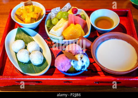 Dessert platter mit asiatischen chinesische und westliche Desserts auf einem Tablett serviert. Stockfoto